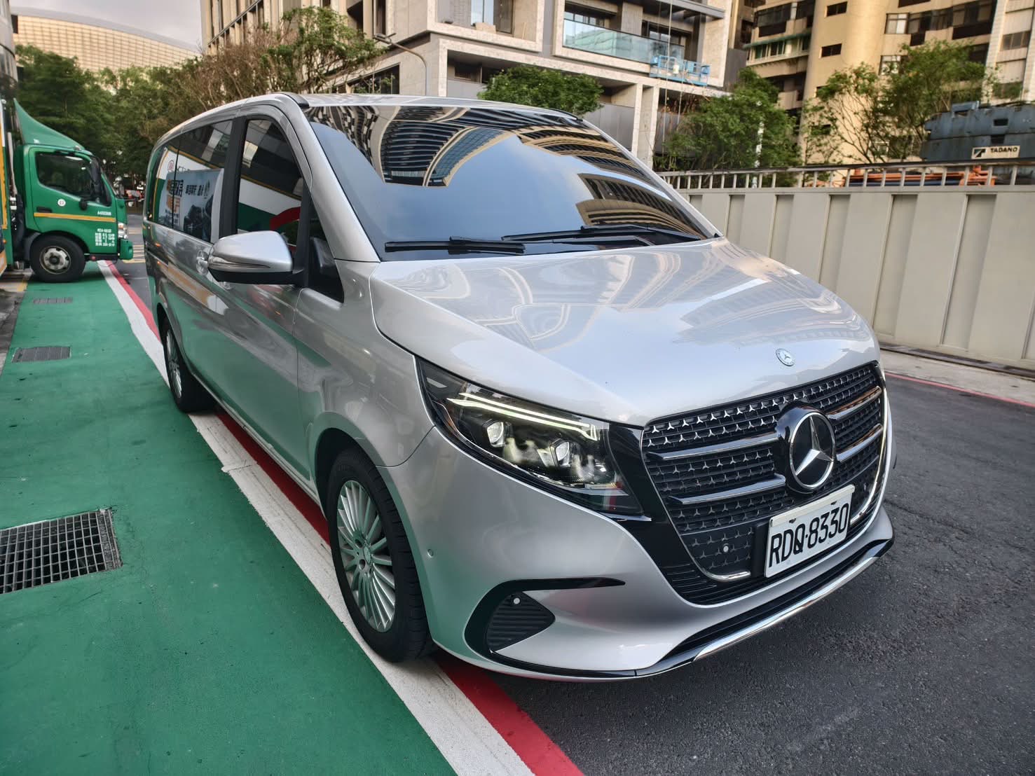 八九人座豪華車